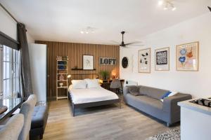 a living room with a couch and a table at Estudio La Laguna in La Laguna