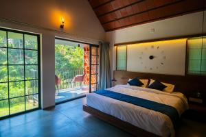 Bay View Suites, Vythiri, Wayanad客房内的一张或多张床位