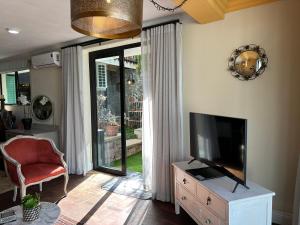 Un televizor și/sau centru de divertisment la Constantia View Apartments OPERATIONAL DURING LOADSHEDDING