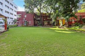 ニューデリーにあるYWCA International Guest Houseの一部の建物の前の広い庭