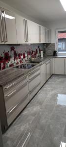 Η κουζίνα ή μικρή κουζίνα στο geräumige 4 Zimmer Wohnung mit Balkon