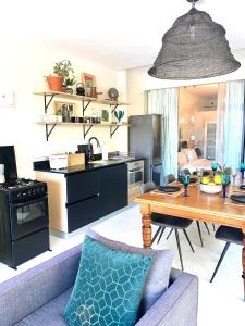 O bucătărie sau chicinetă la Constantia View Apartments OPERATIONAL DURING LOADSHEDDING