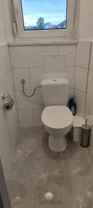 a bathroom with a white toilet with a window at geräumige 4 Zimmer Wohnung mit Balkon in Altendorf