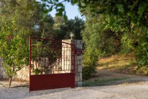 Κήπος έξω από το Villa Minos - 4-Bedroom Luxury Villa with Pool in Spartia, Kefalonia