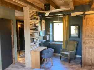 a room with a desk and a chair and a window at Chez Walter et Camille in Saint-Cernin-de-Larche