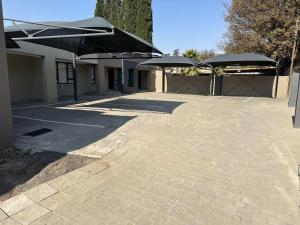 SasolburgField of Dreams的一座建筑顶部带遮阳伞的庭院