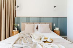 een slaapkamer met een bed met twee borden en twee mokken bij Baltic Residence - LoftAffair in Gdańsk