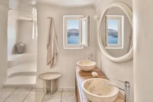 Koupelna v ubytování Mystique, a Luxury Collection Hotel, Santorini
