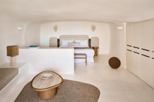 Kuchyň nebo kuchyňský kout v ubytování Mystique, a Luxury Collection Hotel, Santorini