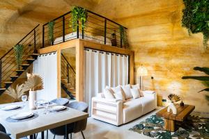 A seating area at Le temps suspendu, Nuit sous la roche & jacuzzi