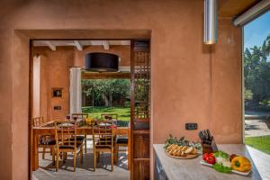 a kitchen and dining room with a table and chairs at VILLA ANTURA 4, Emma Villas in Castelvetrano Selinunte