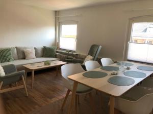 a living room with tables and a couch at Buxtehude Altstadt Wohnung 84qm für 6 Personen in Buxtehude