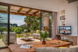 カステルヴェトラーノにあるVILLA PINETA 6, Emma Villasのリビングルーム(パティオビュー)