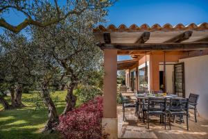カステルヴェトラーノにあるVILLA PINETA 6, Emma Villasのパティオ(パーゴラの下にテーブルと椅子付)