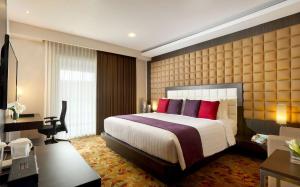 Postel nebo postele na pokoji v ubytování Eastparc Hotel Yogyakarta