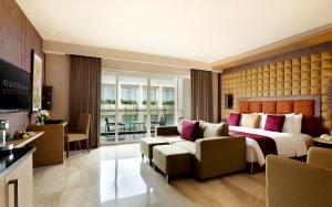 TV a/nebo společenská místnost v ubytování Eastparc Hotel Yogyakarta