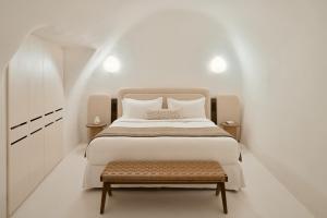 Postel nebo postele na pokoji v ubytování Mystique, a Luxury Collection Hotel, Santorini