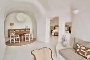 Posezení v ubytování Mystique, a Luxury Collection Hotel, Santorini