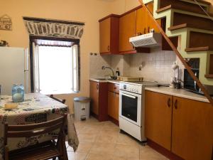 Η κουζίνα ή μικρή κουζίνα στο 1872 Tonia, two level cozy stony apartment
