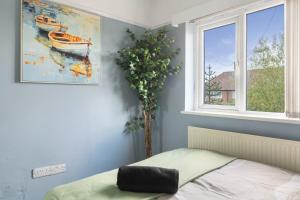 Un dormitorio con una cama y un cuadro de barcos. en Deleted, en Nottingham