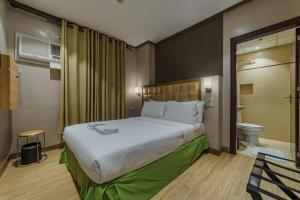 Postel nebo postele na pokoji v ubytování Robertson Hotel
