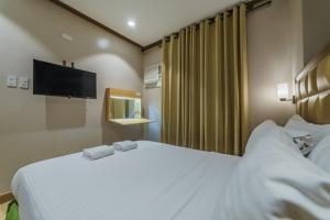 Postel nebo postele na pokoji v ubytování Robertson Hotel