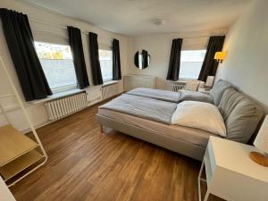 a bedroom with a bed and a couch at Buxtehude Altstadt Wohnung 84qm für 6 Personen in Buxtehude