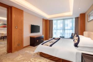 Televiisor ja/või meelelahutuskeskus majutusasutuses Metropolo Jinjiang Yongqing Daxing International Airport Hotel