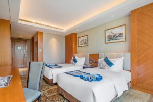 Voodi või voodid majutusasutuse Metropolo Jinjiang Yongqing Daxing International Airport Hotel toas