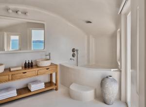 Koupelna v ubytování Mystique, a Luxury Collection Hotel, Santorini