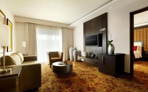 TV a/nebo společenská místnost v ubytování Eastparc Hotel Yogyakarta