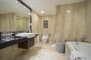 Koupelna v ubytování Eastparc Hotel Yogyakarta