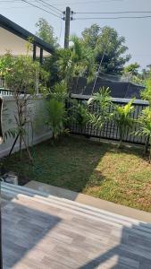 Taman di luar Rossora'house