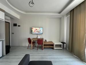 TV a/nebo společenská místnost v ubytování Geniş, denize kolay ulaşım