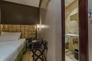 Postel nebo postele na pokoji v ubytování Robertson Hotel