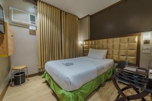 Postel nebo postele na pokoji v ubytování Robertson Hotel
