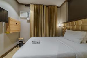Postel nebo postele na pokoji v ubytování Robertson Hotel