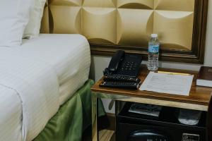 Postel nebo postele na pokoji v ubytování Robertson Hotel