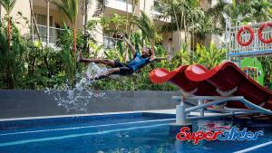 Bazén v ubytování Eastparc Hotel Yogyakarta nebo v jeho okolí