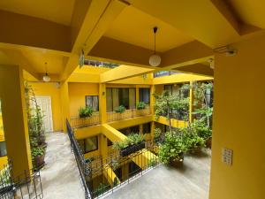 Un edificio amarillo vacío con plantas en los balcones. en Sourire at Rattanakosin Island Hotel, en Bangkok 99 fotos más