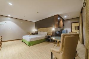 Postel nebo postele na pokoji v ubytování Robertson Hotel