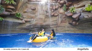 Bazén v ubytování Eastparc Hotel Yogyakarta nebo v jeho okolí