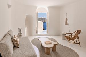 Posezení v ubytování Mystique, a Luxury Collection Hotel, Santorini