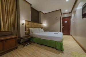 Postel nebo postele na pokoji v ubytování Robertson Hotel