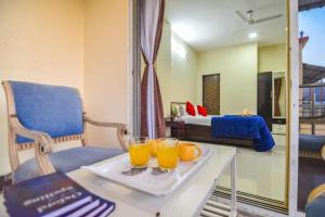 ein Raum mit einem Tisch mit zwei Gläsern Orangensaft in der Unterkunft 4BHK VERONICA VILLA by Welcome Stays in Lonavla