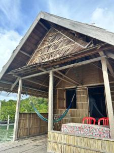 Nyanse Homestay - Raja Ampat的阳台或露台