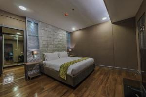 Postel nebo postele na pokoji v ubytování Robertson Hotel