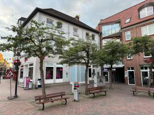 a group of benches in front of a building at Buxtehude Altstadt Wohnung 84qm für 6 Personen in Buxtehude