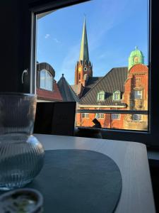 a table with a window with a view of a church at Buxtehude Altstadt Wohnung 84qm für 6 Personen in Buxtehude