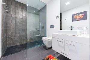 une salle de bain avec toilettes, lavabo et douche dans l'établissement Serenity by the Sea, à Funchal 24 autres photos